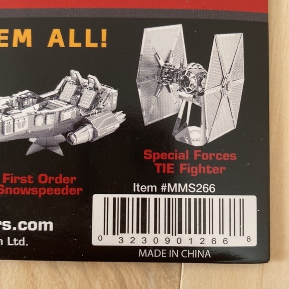 DISNEY Star Wars Metal Earth Kyle Ren’s Command Shuttle 3D Model Kit NEW - Picture 2 of 4